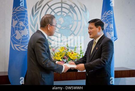 New York, USA. 28. Februar 2014.  UN-Generalsekretär Ban Ki-Moon im UN-Hauptquartier in New York. 28. Februar 2014. Ja Song Nam (R), der neuer ständiger Vertreter der Volksdemokratischen Republik Korea bei den Vereinten Nationen, stellt Anmeldeinformationen an UN-Generalsekretär Ban Ki-Moon im UN-Hauptquartier in New York, USA. 28. Februar 2014.  am 28. Februar 2014. Bildnachweis: Niu Xiaolei/Xinhua/Alamy Live-Nachrichten Stockfoto