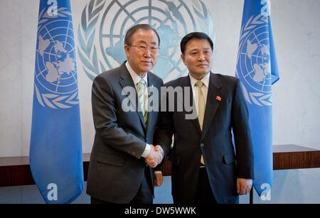 New York, USA. 28. Februar 2014.  UN-Hauptquartier in New York. 28. Februar 2014. Ja Song Nam (R), der neuer ständiger Vertreter der Volksdemokratischen Republik Korea bei den Vereinten Nationen, posiert für ein Foto mit UN-Generalsekretär Ban Ki-Moon nach der Präsentation seiner Anmeldeinformationen auf das UN-Hauptquartier in New York, USA. 28. Februar 2014.  am 28. Februar 2014. Bildnachweis: Niu Xiaolei/Xinhua/Alamy Live-Nachrichten Stockfoto