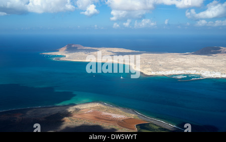 Mirador bedeutet wörtlich ein Aussichtsturm, diesem Aussichtspunkt zeigt eine schöne malerische Schuss mit Blick auf La Grasciosa Insel Stockfoto