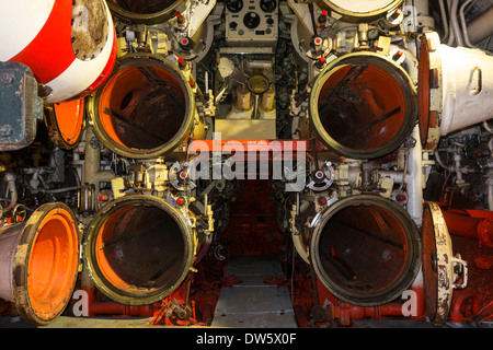 Offenen Torpedorohre im vorderen Torpedo Innenraum russischen u-Boot-B-143 / U-480 Foxtrott Typ 641, Strandpromenade, Zeebrugge, Belgien Stockfoto