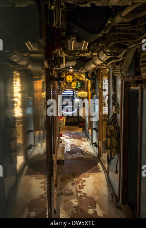 Schmale Gangway in russischen Diesel-elektrische u-Boot-B-143 / U-480 Foxtrott Typ 641 in Seafront Zeebrugge, Belgien Stockfoto