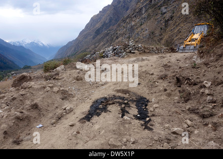 Bagger und verschüttete Motoröl auf einer umstrittenen neuen Straße in die Tsum Valley, Nepal. Stockfoto