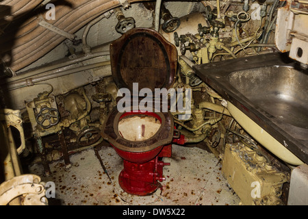 Toilette im russischen u-Boot-B-143 / U-480 Foxtrott Typ 641 im Themenpark Seafront Maritime in Zeebrugge, Belgien Stockfoto