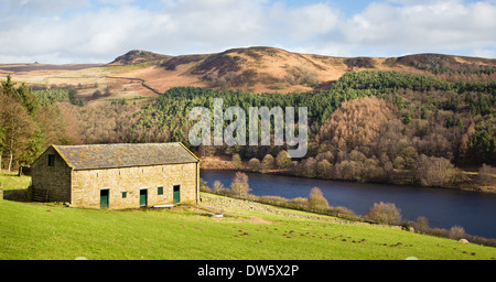 Feld-Scheune über Ladybower Vorratsbehälter in Derbyshire Peak District mit Blick auf Whinstone Lee Tor Stockfoto