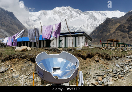 Ein Parabolspiegel zur Erwärmung von Wasser in Nepal, verwendet als Alternative zu schneiden und die Verbrennung von Holz Stockfoto