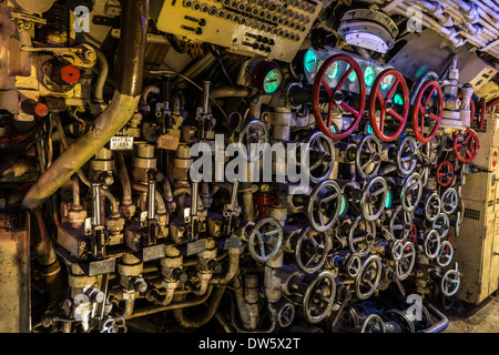 Ventil-Räder für das lassen Wasser in Ballasttanks in Navigation Zimmer im russischen-u-Boot-B-143 / U-480 Foxtrott Typ 641 Stockfoto