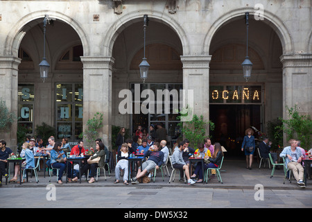 Spanien, Katalonien, Barcelona, Touristen saßen an Tischen im freien Café im Placa Reial. Stockfoto