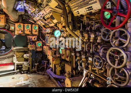 Ventil-Räder für das lassen Wasser in Ballasttanks im Gefechtsstand im russischen-u-Boot-B-143 / U-480 Foxtrott Typ 641 Stockfoto