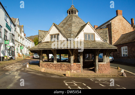 Garn-Mittelaltermarkt auf der Hauptstraße von Dunster in West Somerset UK mit einzigartigen sechseckigen Satteldach Stockfoto