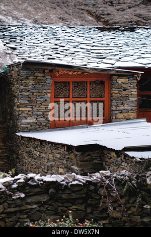 Neuschnee auf dem Dorf Lamagaon in der Tsum Valley Nepals. Stockfoto