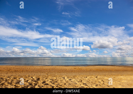 Leeren Sandstrand und Meer gegen den blauen Himmel. Stockfoto