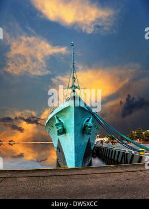 Kriegsschiff bei Sonnenuntergang im Hafen von Gdynia, Polen. Stockfoto