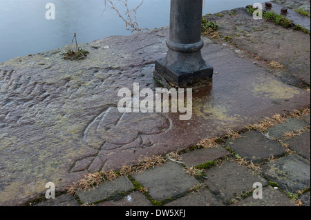 Eine doppelte Liebe Herz eingraviert in den Kalkstein-Rand der Mole im Hafen Whitehaven Stockfoto