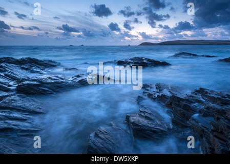 Dämmerung über Trevose Head von den felsigen Ufern des Treyarnon Punkt, Cornwall, England. (August) im Sommer 2013. Stockfoto