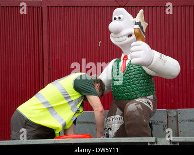 Wallace von Wallace und Gromit vorbereitet, um Bristol Hafen M verlassen Schuppen nach der erfolgreichen Gromit Trail im Sommer 2014 Stockfoto