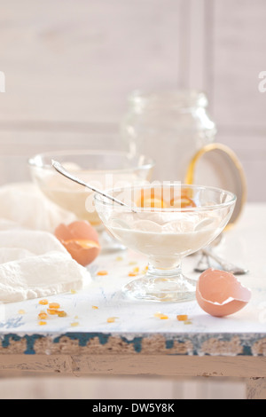 Honig-Mousse-Dessert im Glas-Vase auf weißer Holztisch Stockfoto