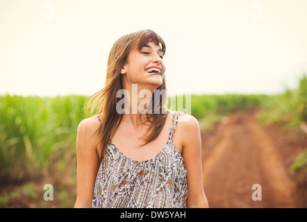 Schöne Frau lächelnd, glückliches Mädchen an sonnigen Sommertag vor. Lachen und Lächeln auf den Lippen. Unbeschwerte gesunden Lebensstil Stockfoto