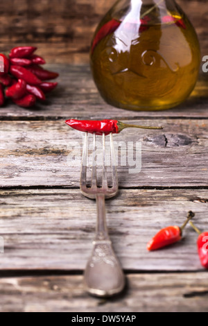 Red hot Chili peppers auf Vintage Gabel über alten hölzernen Hintergrund Stockfoto