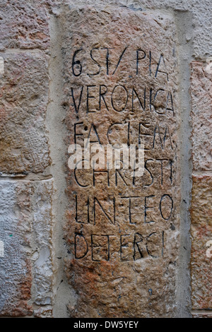 Ein altes steinernes unter Angabe der 6. Station des Kreuzweges mit einer Inschrift in lateinischer Sprache die Veronica Tücher das Gesicht von Jesus, in Außenwand einer kleinen griechischen katholischen Kapelle "Die Heiligen Antlitzes" entlang der Via Dolorosa Ost-Jerusalem Israel liest Stockfoto