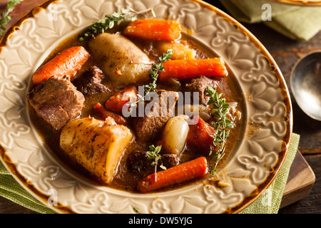 Hausgemachte irisches Rindfleisch-Eintopf mit Möhren und Kartoffeln Stockfoto