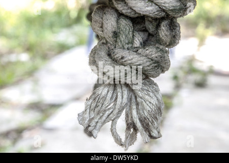 Ein Grunge Nylonseil verwendet, um eine Schaukel hängen. Stockfoto