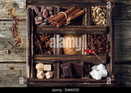 Auswahl an Bohnen, Kaffee, Schokolade, Gewürze in Holz Vitrine Stockfoto