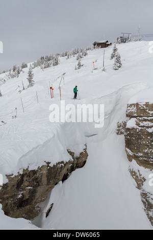 Skifahrer stehen am Rande Corbets Couloir, Jackson Hole, WY Stockfoto