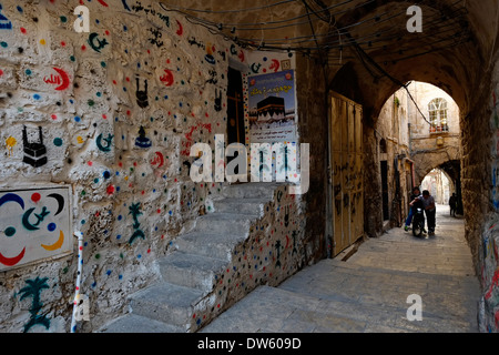 Eingang eines Palästinensischen Haus mit Hajj Malerei, muslimischen Einwohner Hajj Sehenswürdigkeiten während der Pilgerfahrt in Mekka besucht haben. Das muslimische Viertel Altstadt Ost Jerusalem Israel Stockfoto