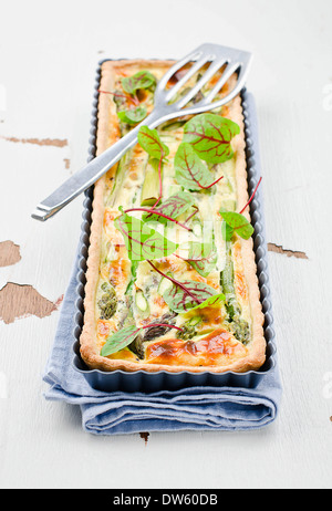 Quiche mit grünem Spargel Stockfoto