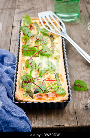 Quiche mit grünem Spargel Stockfoto