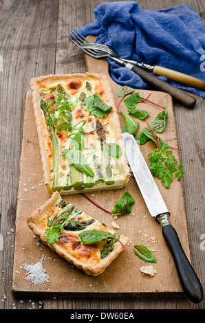 Quiche mit grünem Spargel Stockfoto