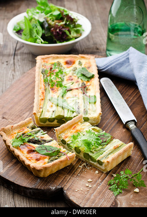 Quiche mit grünem Spargel Stockfoto