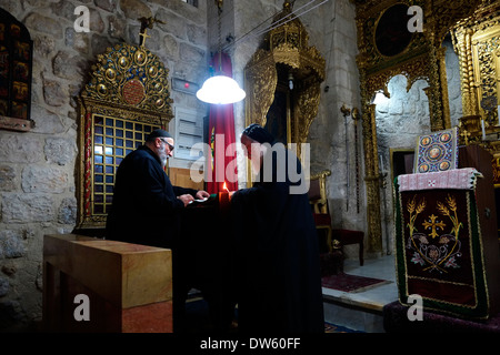 Der syrisch-orthodoxe Klerus während der Prozession in San Marcos oder Saint Mark Syrisch-orthodoxen Kirche im Zentrum der Syrisch-orthodoxen Gemeinschaft, wo Gebete in Aramic Sprache im armenischen Viertel der Altstadt Ost Jerusalem Israel durchgeführt werden. Stockfoto