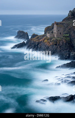 Verlassene Ruine Tin mine Maschinenhaus auf den kornischen Klippen in der Nähe von Botallack, Cornwall, England. Herbst (Oktober) 2013. Stockfoto