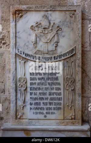 Geschnitzte Relief zum Gedenken an historische armenische Veranstaltungen im Hof der Kathedrale des Heiligen Jakobus ein 12. Jahrhundert armenische Kirche und die Hauptkirche des armenischen Patriarchen von Jerusalem in der armenischen Viertel Altstadt Ost-Jerusalem Israel Stockfoto