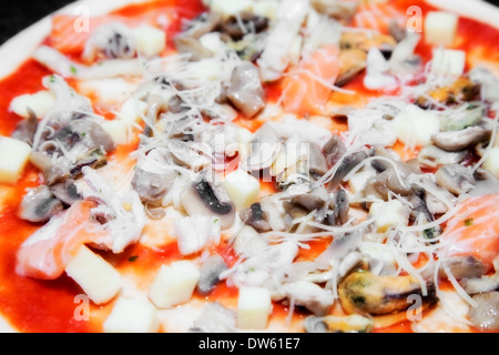 Zutaten für Pizza mit Meeresfrüchten und Fisch Stockfoto