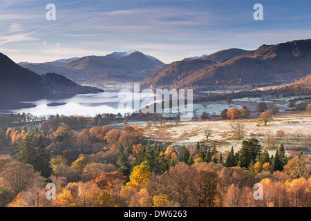 Ullswater aus Gowbarrow fiel an einem frostigen Herbstmorgen, Lake District, Cumbria, England. November 2013. Stockfoto