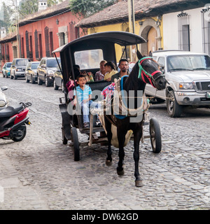 Pferdekutsche Kutsche den Transport von Touristen in Antigua, Guatemala Stockfoto