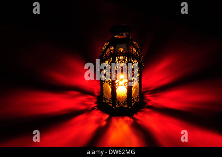 Arabische Lampe mit schönen Lichtern im Hintergrund Stockfoto