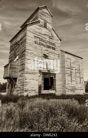 Getreidesilos Rudyard Montana. Manchmal auch die Prairie Kathedralen, wurden die älteren Aufzüge aus Holz gefertigt. Stockfoto