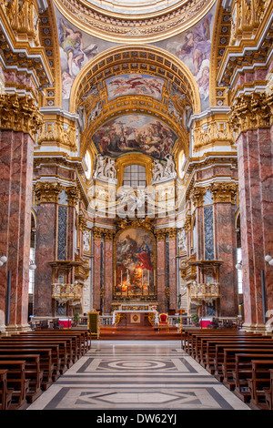 Innenraum des Sant'Ambrogio e Carlo al Corso - einer Basilika, errichtet im 17. Jahrhundert entlang der Via del Corso, Rom, Italien Stockfoto