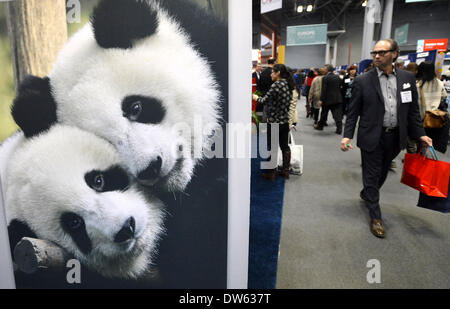 New York, USA. 28. Februar 2014. Menschen besuchen China Messestand während der New York Times Travel Show in New York, Vereinigte Staaten, 28. Februar 2014. Die New York Times Travel Show, die größten Verbraucher und Handel Reisen Veranstaltung ihrer Art in den USA startete am Freitag, die ca. 430 aus 150 Nationen und Regionen Aussteller zu besuchen. Bildnachweis: Wang Lei/Xinhua/Alamy Live-Nachrichten Stockfoto