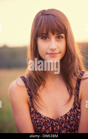 Schöne Frau im goldenen Feld bei Sonnenuntergang, Fashion Lifestyle, lebendige Farben, Hintergrundbeleuchtung warmen Tönen Stockfoto