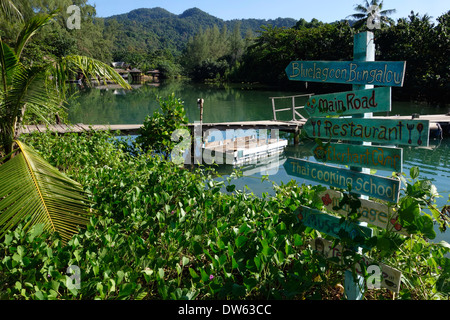 Blue Lagoon Bungalows und Restaurant unterzeichnen, Insel Koh Chang, Thailand. Stockfoto