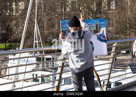 LONDON, UK 16. Februar 2014: ein Künstler auf einer Brücke im Zentrum von London Malerei beliebte Wahrzeichen. Stockfoto