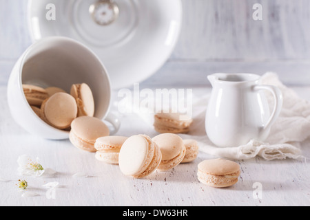 Vanille Macarons mit Apfel-Blüten auf weißer Holztisch Stockfoto