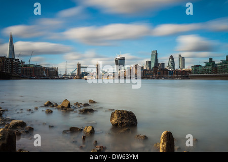 Tower Bridge und der City of London über die Themse gesehen. Stockfoto
