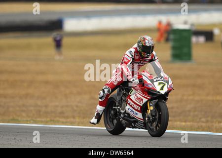 Ducati Superbike Team Fahrer Chaz Davies benutzt seinen Körper, um seine Ducati 1199 Panigale R Superbike durch eine Ecke zu machen. Stockfoto