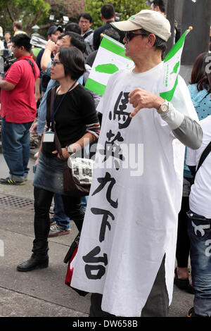 Taipei, Taiwan - 28. Februar 2014: Bürgerinnen und Bürger aus den Pro-Unabhängigkeit Gruppen demonstrierten in 228 Friedenspark nach der offiziellen Veranstaltung, fordert der Präsident während der Jahrestag des Massakers 1947 zurücktreten, denen Tausende von nationalistischen Kuomintang-Truppen aus China, an der Taipei Peace Park am 28. Februar 2014 getötet wurden. Das Massaker blieb für Jahrzehnte unter der späten nationalistischen KMT Führer Chiang Kai-shek der Regel Tabu. Es war nicht bis 1995, dass die damaligen Präsidenten Lee Teng-Hui die erste offizielle Entschuldigung gemacht. Stockfoto