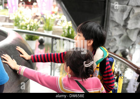 Taipei, Taiwan - 28. Februar 2014: Kinder besuchen die Urne, die Knochen der Opfer dargestellt unter 228 Denkmal während der Jahrestag des Massakers von 1947 ihre Handflächen auf Handabdrücke auf die Urne legen denen Tausende von nationalistischen Kuomintang-Truppen aus China, an der Taipei Peace Park am 28. Februar 2014 getötet wurden. Das Massaker blieb für Jahrzehnte unter der späten nationalistischen KMT Führer Chiang Kai-shek der Regel Tabu. Es war nicht bis 1995, dass die damaligen Präsidenten Lee Teng-Hui die erste offizielle Entschuldigung gemacht. Stockfoto